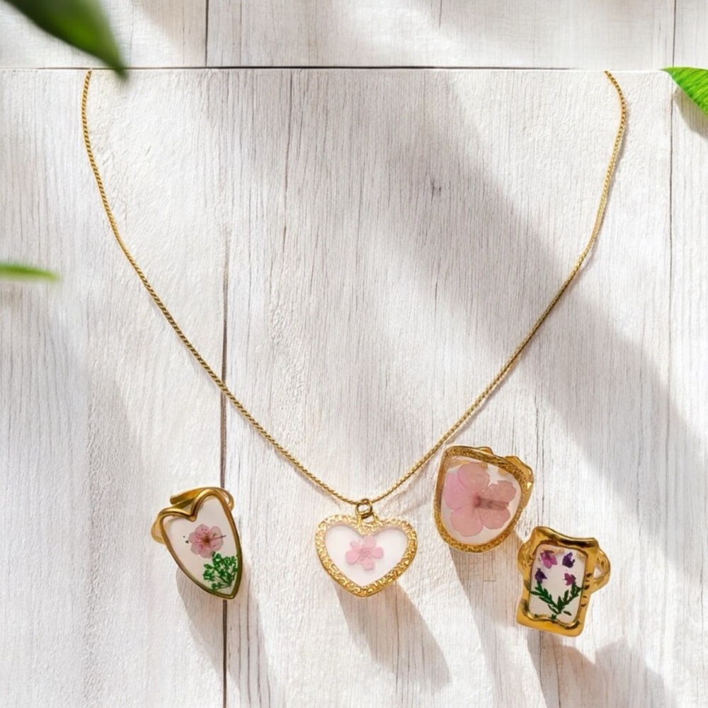 New!4pcs Women's Stainless Steel Jewelry Set of Floral Design Necklace and Rings